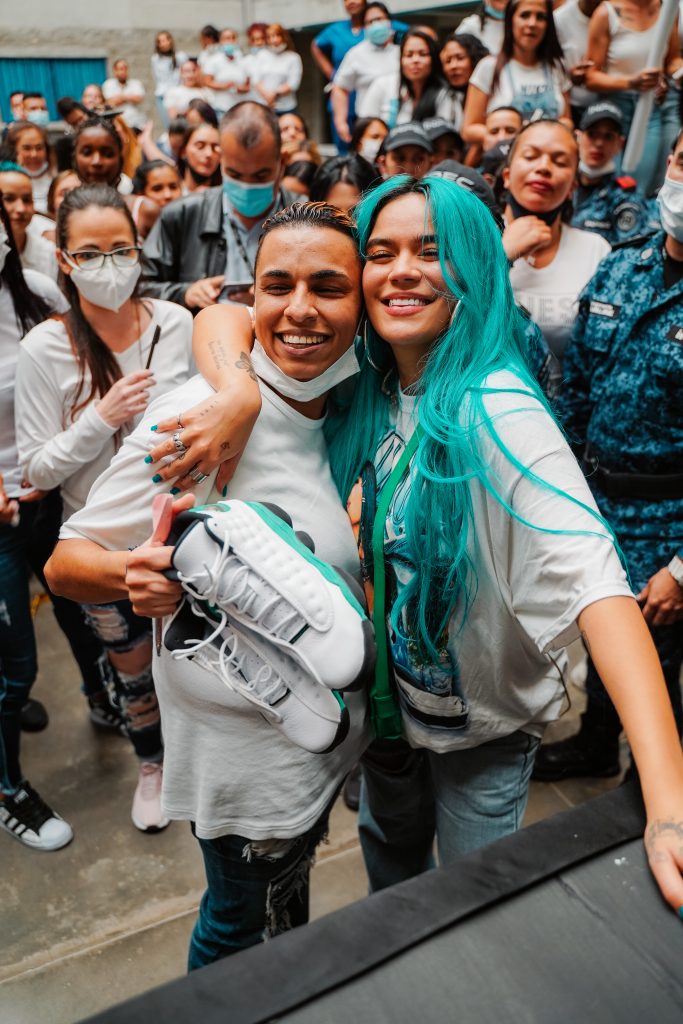 Karol G alegró a reclusas de la cárcel El Pedregal con su voz 1 Karol G alegró a reclusas de la cárcel El Pedregal con su voz Karol G sorprendió a las mujeres que se encuentran privadas de la libertad en la cárcel El Pedregal, en Medellín, al asistir en compañía de la actriz Johana Bahamón, quien le hizo la invitación para regalarles un momento de alegría.