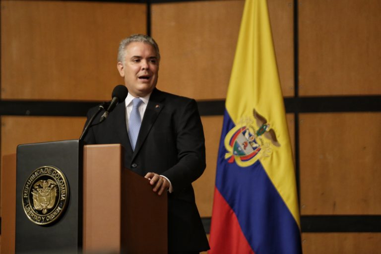 Duque propone salario mínimo de $ 1 millón más auxilio de transporte 1 Duque propone salario mínimo de $ 1 millón más auxilio de transporte Mientras que las discusiones entre empresarios y trabajadores para definir el aumento del salario mínimo para el 2022 aún avanzan, el presidente de la República, Iván Duque Márquez, reveló la cifra a la que le está apuntando el Gobierno.