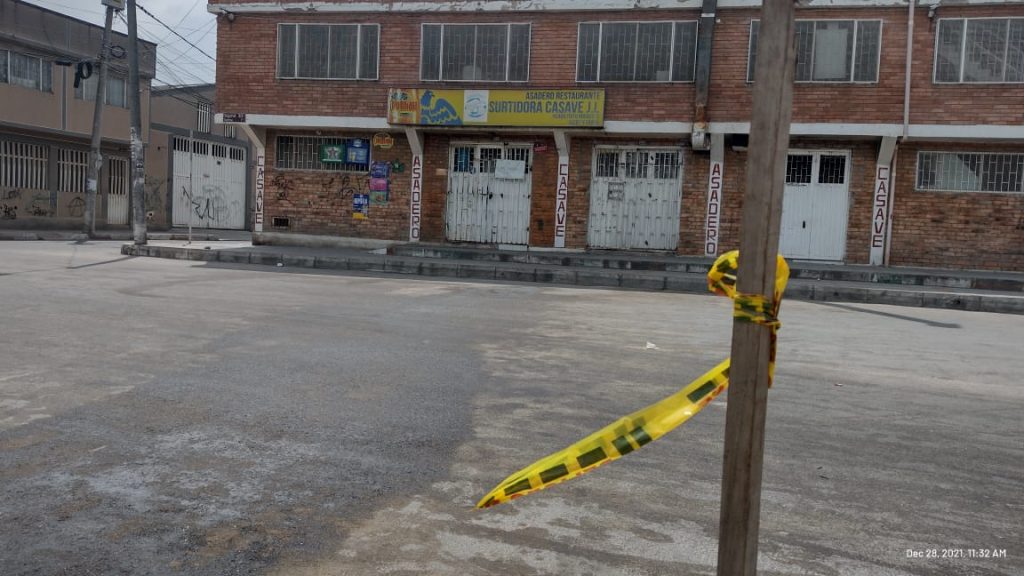 La tragedia de José Javier a manos de un policía en Soacha 2 La tragedia de José Javier a manos de un policía en Soacha Antes de que José Javier Posso fuera baleado por un policía de la Sijín frente a su esposa, el señor de 49 años de edad preparaba todo para ir al hospital y seguir los delicados tratamientos de su única y amada hija. Pero una atroz confusión selló su final, y en menos de un minuto el hombre falleció en brazos de su mujer la noche de este lunes, en el barrio Nogal de Soacha.
