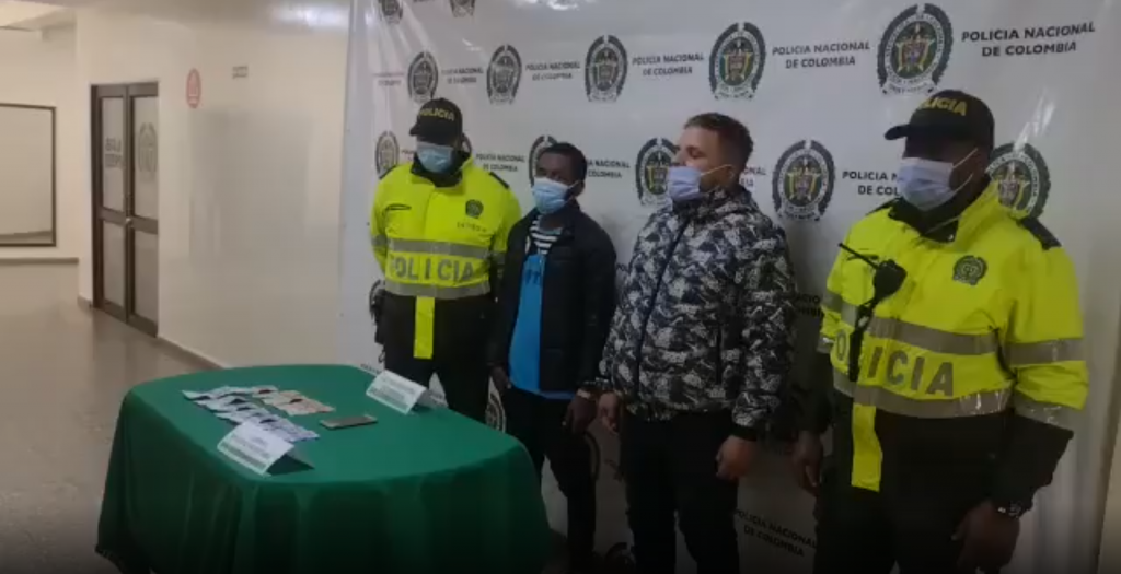 En Fontibón capturan a dos extranjeros por extorsión 2 En Fontibón capturan a dos extranjeros por extorsión En las últimas horas la Policía Metropolitana de Bogotá dio a conocer la captura de dos sujetos de nacionalidad extranjera, señalados por el delito de extorsión.