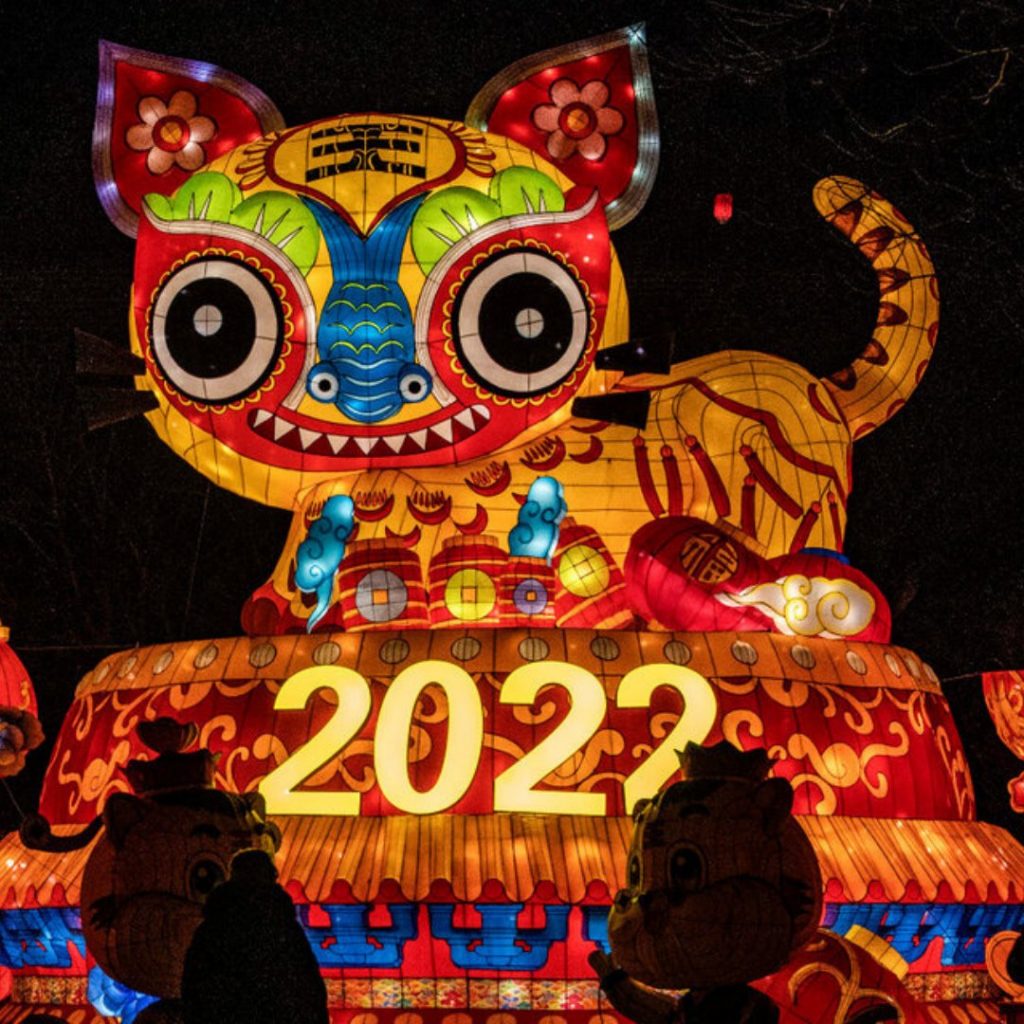 Así van las celebraciones de fin de año en el mundo A pocas horas de que acabe el año en Colombia, al rededor del otro hemisferio del mundo ya es 2022. Algunos países como Australia, Nueva Zelanda, Rusia y China, ya recibieron el 2022 con juegos pirotécnicos y medidas de aislamiento.