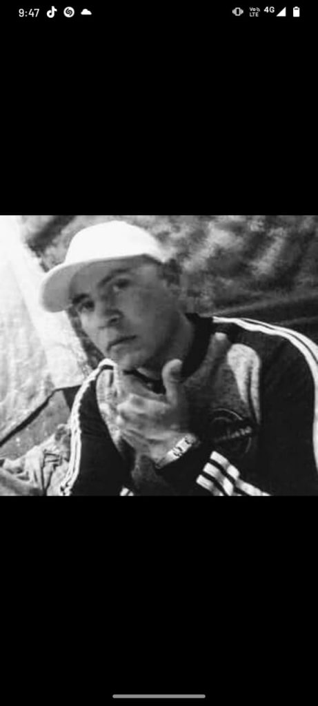 De puñalada, Andrés fue asesinado por su cuñado en Usme 5 De puñalada, Andrés fue asesinado por su cuñado en Usme Caminando despacio, así salió un hombre de una vivienda del barrio Olivares (Usme) luego de haber apuñalado brutalmente a un allegado en medio de una riña familiar que se presentó en la tarde de este miércoles. Muy campante, el señalado de provocarle la muerte a su propio cuñado, huyó del sitio dejando una triste escena en la casa donde ocurrió el fatal despelote.