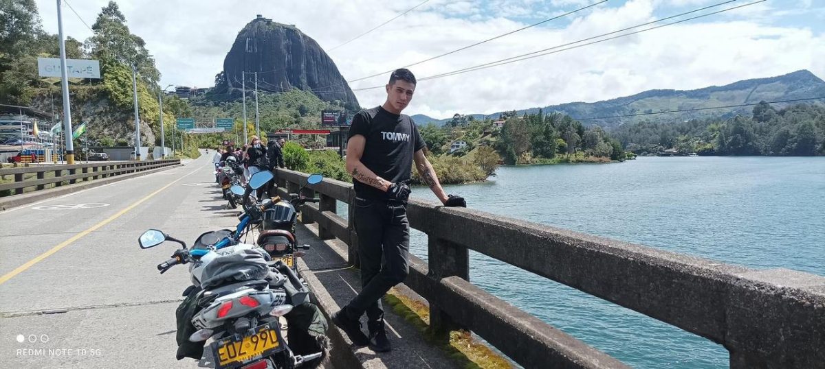 En un potrero de Ciudad Bolívar fue hallado sin vida Andrés Felipe 2 En un potrero de Ciudad Bolívar fue hallado sin vida Andrés Felipe Las lágrimas no paraban de rodar por el rostro de la hermana de Andrés Felipe Junca sobre la tarde de ayer. La joven se encontraba hablando con Q’HUBO, a la vez que detrás de ella le confirmaban la fatal noticia: su hermano fue hallado sin vida en un potrero del barrio Arborizadora Alta (Ciudad Bolívar), luego de haber sido reportado como desaparecido la noche del pasado lunes. Allí se le quebrantó la voz y nos colgó.