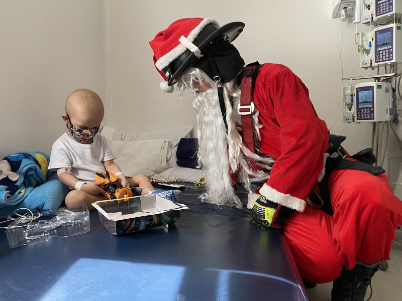 Más de 700 regalos fueron entregados a niños y adultos 1 Más de 700 regalos fueron entregados a niños y adultos Con el fin de llevarles un poco de diversión y sonrisas a los niños y adultos mayores que se vieron obligados a pasar esta Navidad dentro de un hospital, Papá Noel los sorprendió en la mañana de ayer con más de 700 regalos.