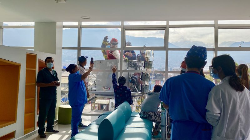 Más de 700 regalos fueron entregados a niños y adultos 2 Más de 700 regalos fueron entregados a niños y adultos Con el fin de llevarles un poco de diversión y sonrisas a los niños y adultos mayores que se vieron obligados a pasar esta Navidad dentro de un hospital, Papá Noel los sorprendió en la mañana de ayer con más de 700 regalos.