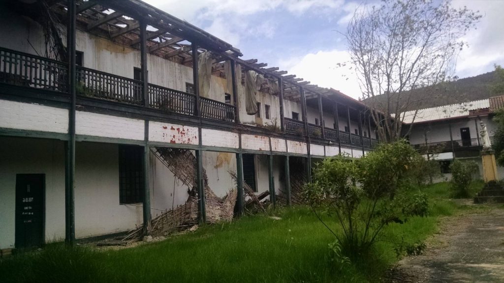 Seis sitios en el país donde se ponen los pelos de punta En el río Magdalena hay una embarcación abandonada que supuestamente pertenecía a un narcotraficante que practicaba la brujería, a tal punto que aseguraba su mercancía con magia negra. Finalmente, su cargamento cayó en manos del Ejército y la embarcación quedó abandonada.