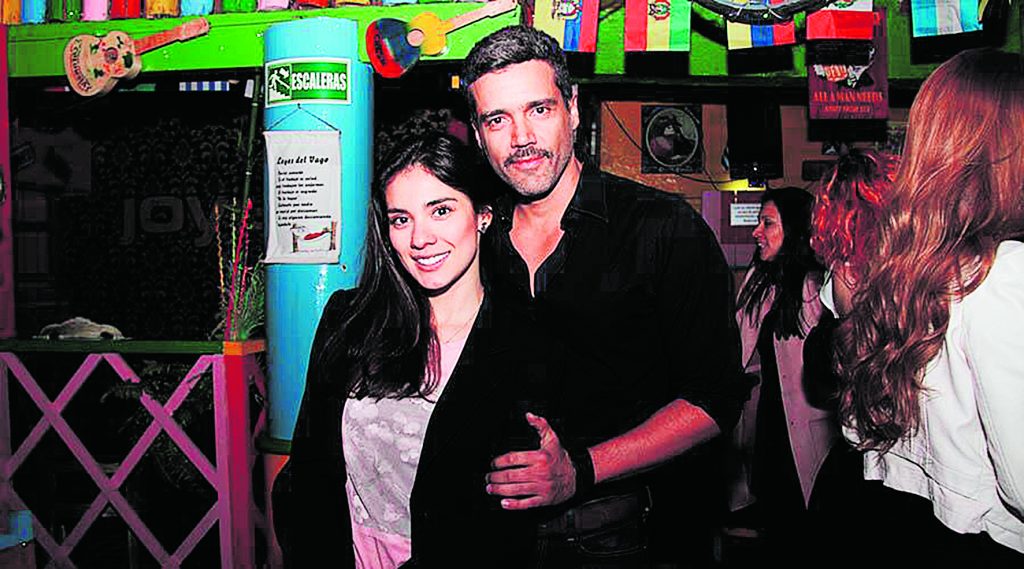¡Qué parejas tan tóxicas! Un agarrón de no terminar es el que vienen protagonizando Andrea Valdiri y su ex, el cantante Lowe León. Tras terminar su relación, y con una hija de por medio, ahora se tiran durísimo y para ello han utilizado sus redes sociales.