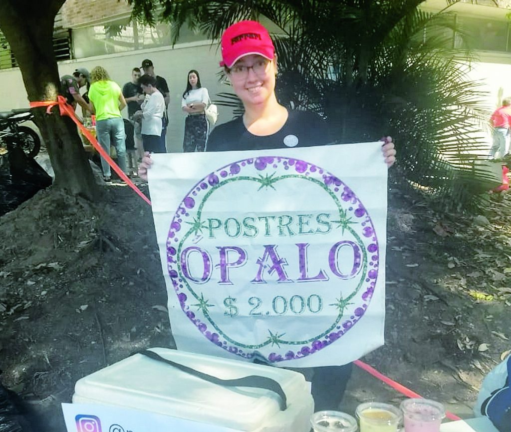 Isabel, la abogada que sueña con apostarle a la repostería 1 Isabel, la abogada que sueña con apostarle a la repostería En el 2015 Isabel Ortega decidió dejar la oficina de abogados donde trabajaba para darse un año sabático y dedicarse a una de las cosas que más la apasionaba: la repostería. Ese año, la paisa también aprovechó para pasar tiempo con su hermanita recién nacida, Celeste.