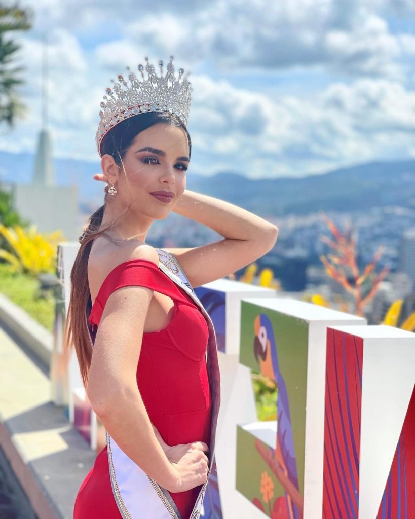 Lo más de la semana... En emojis Amanda Dudamel (foto), la hija del técnico del Deportivo Cali, Rafael Dudamel, no participará en el concurso internacional que se hará este año porque en Venezuela eligen la reina con un año de antelación.
