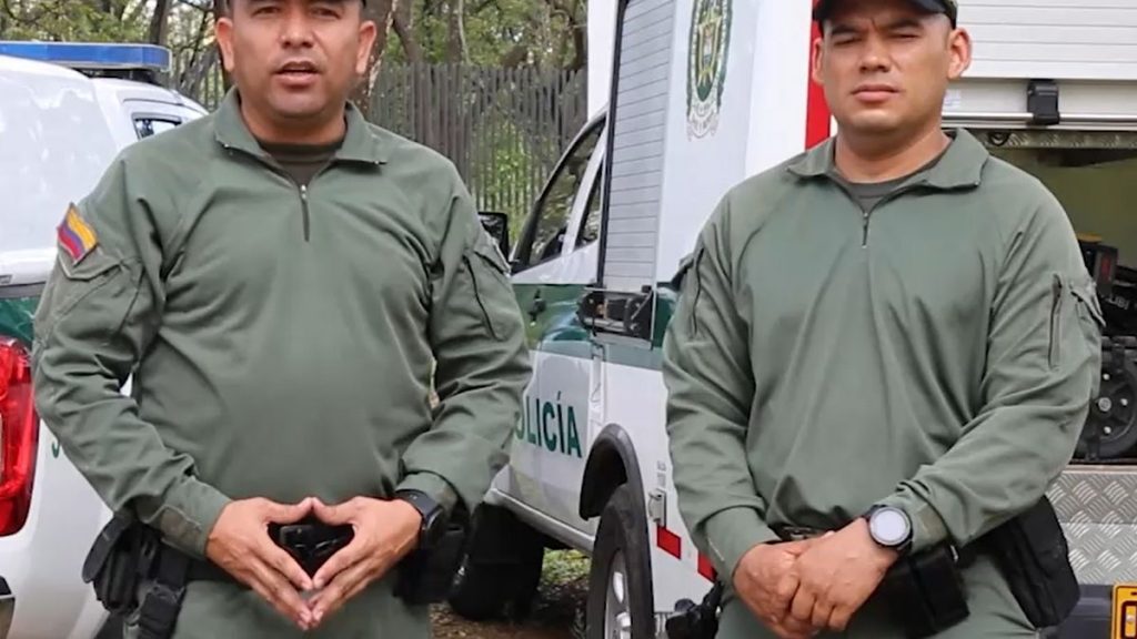 Sigue el luto por el policía de las 35 condecoraciones 7 Sigue el luto por el policía de las 35 condecoraciones Casi que a diario, los intendentes David Reyes Jiménez y William Bareño Ardila ponían en riesgo su vida por salvaguardar la de los ciudadanos y evitar que ataques explosivos dejaran a familias llorando. Sin embargo, esa historia giró y ahora son sus esposas e hijos quienes están viviendo una pesadilla por cuenta de unos desalmados.