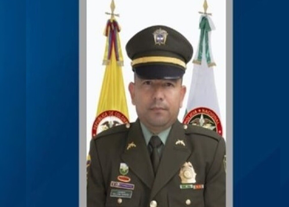 Sigue el luto por el policía de las 35 condecoraciones Casi que a diario, los intendentes David Reyes Jiménez y William Bareño Ardila ponían en riesgo su vida por salvaguardar la de los ciudadanos y evitar que ataques explosivos dejaran a familias llorando. Sin embargo, esa historia giró y ahora son sus esposas e hijos quienes están viviendo una pesadilla por cuenta de unos desalmados.