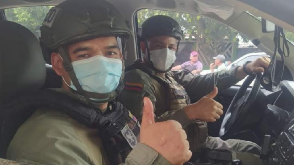 Sigue el luto por el policía de las 35 condecoraciones Casi que a diario, los intendentes David Reyes Jiménez y William Bareño Ardila ponían en riesgo su vida por salvaguardar la de los ciudadanos y evitar que ataques explosivos dejaran a familias llorando. Sin embargo, esa historia giró y ahora son sus esposas e hijos quienes están viviendo una pesadilla por cuenta de unos desalmados.