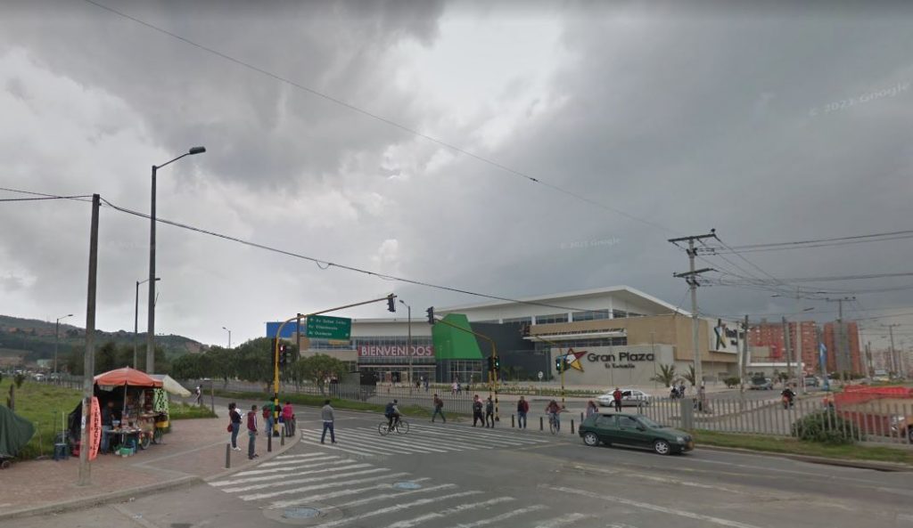 Menor en UCI por culpa de carro fantasma 2 Menor en UCI por culpa de carro fantasma Inconsciente, acostado en una cama de la Unidad de Cuidados Intensivos y con los ojos cerrados es como permanece un menor de tan solo 14 años, batallando contra la muerte y a la espera de que los médicos le logren salvar la vida y sea Dios quien guíe las manos de los galenos para que él recupere su vida y salga sano y salvo.