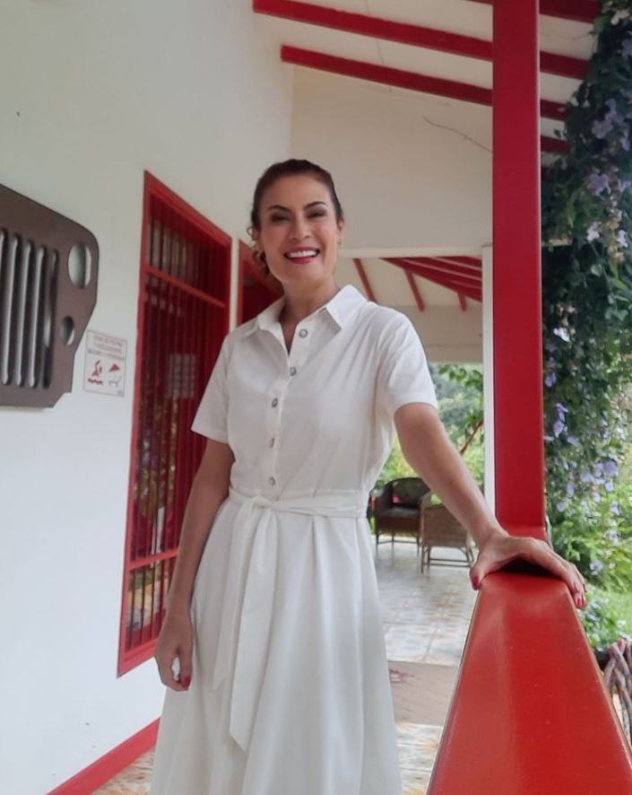 Entrevista a la talentosa actriz Katherine Vélez 4 Entrevista a la talentosa actriz Katherine Vélez La última vez que vimos a Katherine Vélez en la pantalla chica fue en su personaje de Carmenza Suárez, la dulce mamá de Gaviota en ‘Café con aroma de mujer’, remake que transmitió hace poco el canal RCN.