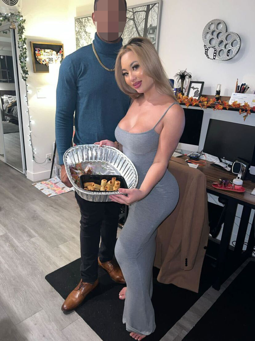 Kazumi Squirts, la joven que quiere tener sexo con mil hombres 3 Kazumi Squirts, la joven que quiere tener sexo con mil hombres Apenas son 24 años los que tiene Kazumi Squirts, pero en el plano sexual ya cuenta con bastante recorrido. Incursionó en la pornografía y por cuenta de esa experiencia, afirma, se ha acostado con más de 500 hombres.
