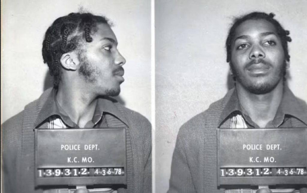 Por un falso testimonio, Kevin pagó 43 años de cárcel La Navidad de 2021 de Kevin Strickland tendrá un sabor único, luego de que el tribunal del estado de Misuri, en Estados Unidos, determinara que este hombre de 62 años era inocente de un horrendo crimen por el cual estuvo 43 años en la cárcel.