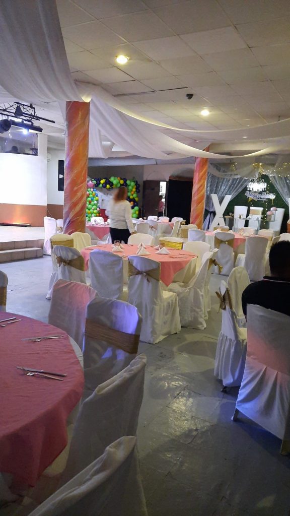 Llegaron a su fiesta de 15 gracias a las redes sociales 8 Llegaron a su fiesta de 15 gracias a las redes sociales Para entender el poder de las redes sociales basta con conocer el caso de Jéssica, una mexicana que fue plantada por sus amigos en su fiesta de 15 años.