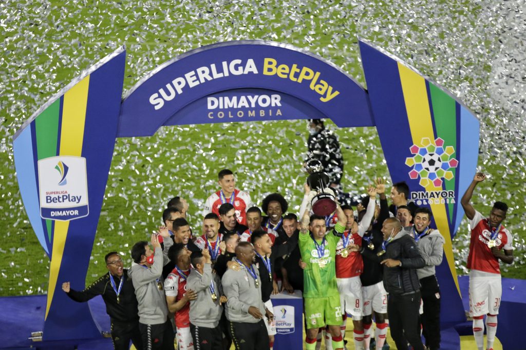 Los 5 campeones del 2021 Se terminó un año en el fútbol colombiano. Un 2021 que fue un poco anormal en el ámbito futbolero, teniendo en cuenta que varios torneos del 2020 tuvieron que terminar durante el presente año por cuestiones de pandemia. Por eso, este fue el año en el que cinco equipos lograron alzar un trofeo en la temporada, tanto en la Liga como en la Copa Colombia y la Superliga.