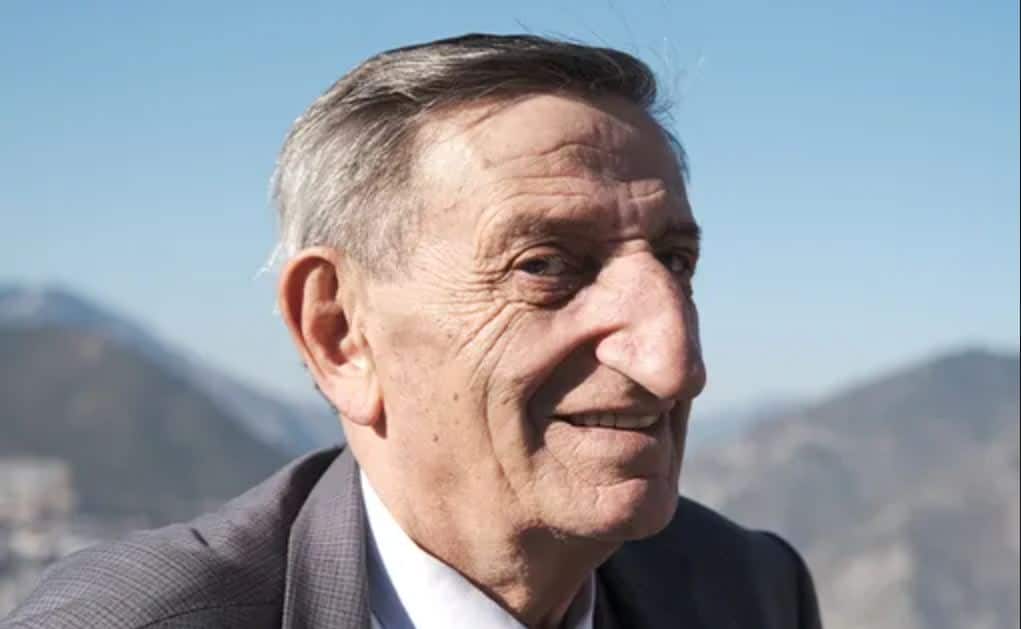 Mehmet, el hombre que tiene la nariz más larga del mundo Mehmet Ozyurek es un turco de 72 años que se mantiene a la cabeza como el hombre con la nariz más larga del mundo. Desde hace dos décadas ostenta este título, con una longitud de 8.8 centímetros desde el puente hasta la punta, y este año lo volvió a ganar.