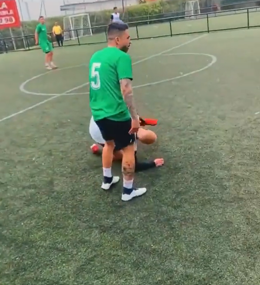 El fuerte reclamo de Maluma a Reykon en partido de fútbol Los reguetoneros paisas Maluma y Reykon se están viralizando en redes sociales por motivos totalmente alejados a la música. Los cantantes del género urbano compartieron su participación, junto a otras figuras públicas, en un partido de futbol en los cuales se les ve con uniforme deportivo y preparados para dar todo en la cancha.