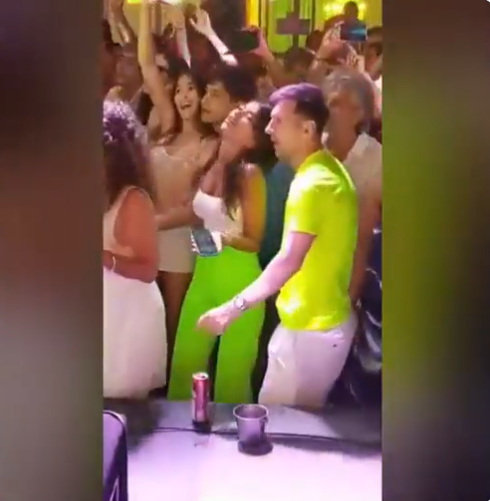 EN VIDEO: En rumba, Messi cantó vallenato con sentimiento El argentino Lionel Messi y su esposa cantaron 'Olvídala', canción original del Binomio de Oro de América, y el video se hizo viral en redes.