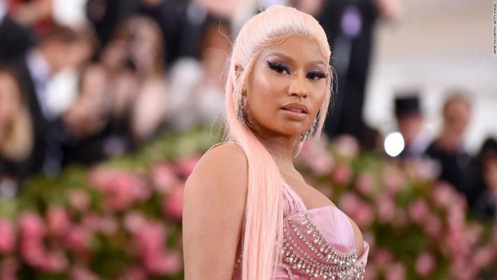 Top 10 de las celebridades con más seguidores en Instagram 10 Top 10 de las celebridades con más seguidores en Instagram Las redes sociales son una herramienta que claramente ayudan a medir la popularidad de las celebridades, es por ello que hoy le traemos el Top-10 de las famosas que más seguidores tienen en sus cuentas de Instagram.
