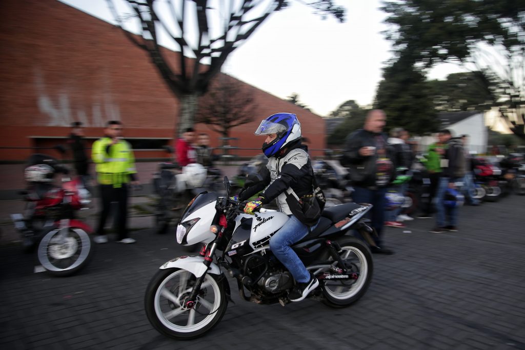 Motos podrían tener pico y placa el próximo año en Bogotá 1 Motos podrían tener pico y placa el próximo año en Bogotá En rueda de prensa el secretario distrital de Movilidad, Nicolás Estupiñán, expresó que no se descarta la posibilidad de implementar el pico y placa para las motos en la ciudad. Indicó que esta decisión dependerá del crecimiento del número de vehículos durante los siguientes meses.