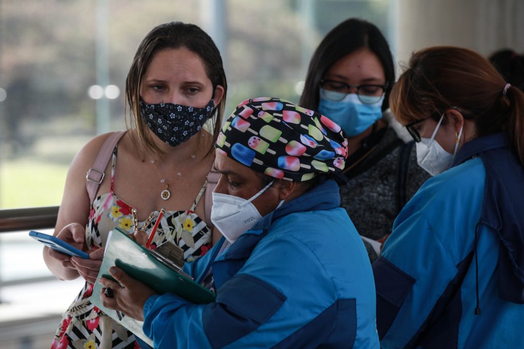 Cuarto pico por ómicron podría empezarse a superar en dos semanas El cuarto pico de la pandemia, que en Colombia empezó a ascender a mediados del mes de diciembre con la circulación de la variante ómicron, podría estar cerca de llegar a su final en al menos dos semanas.