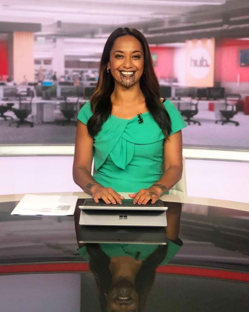 Primera presentadora con tatuaje maorí en la cara Una neozelandesa hizo historia en su país tras presentar las noticias con un tatuaje tradicional maorí en su rostro durante el horario estelar. Oriini Kaipara, de 37 años, manifestó haber cumplido un sueño de toda su vida, al haber podido representar a todas las mujeres maoríes, un pueblo de origen polinesio que después de mil años hace parte de Nueva Zelanda.