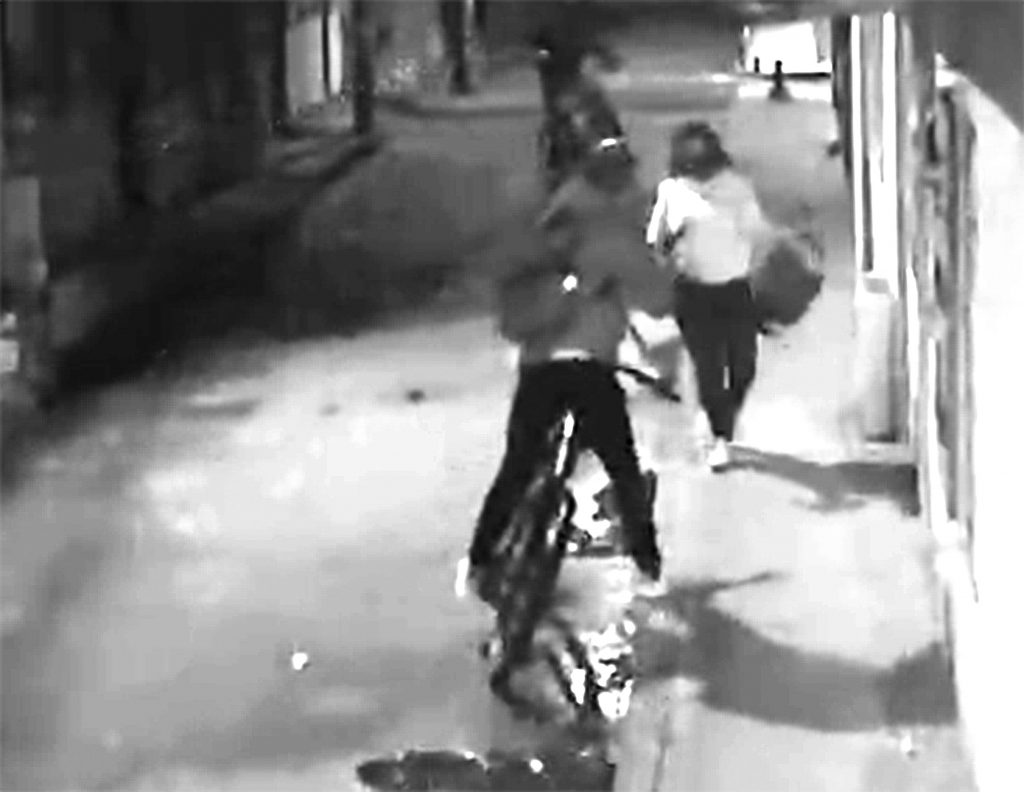 En un hurto una mujer recibió un disparo en la cabeza “¡No tengo más nada!”, fue lo que dijo una vecina del barrio Aures II (Suba), de 38 años, luego de entregarle su bolso a dos maleantes que la estaban atracando en la esquina de su casa. Pero no contentos con esto, y al ver que la mujer gritaba del susto, uno de ellos accionó un arma traumática a la altura de su cabeza y a ‘quemarropa’. Un milagro de los cielos le permitió contarle a Q’HUBO su historia, que salió a la luz en las últimas horas.