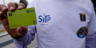 Aliste el bolsillo: $150 subirá el pasaje de TransMilenio y SITP No se ha acabado el 2021 y ya tenemos el primer guayabo de año nuevo, pues el Distrito confirmó que el servicio de transporte subirá $150 a partir del 11 de enero. Así las cosas, quienes vayan a tomar el servicio de TransMilenio deberá pagar por pasaje $2.650, mientras que el valor para los buses azules será de $2.450.