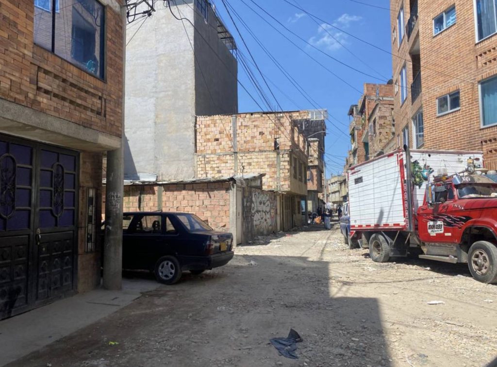 Pelea y mortal ataque con revólver en el barrio Unir 1 Pelea y mortal ataque con revólver en el barrio Unir Minutos después de que Luis Alfonso Moscote Jiménez sostuviera una acalorada discusión con unos tipos, llegó a la casa de un allegado a decirle lo que había ocurrido, y con el fin de encontrar en él un respaldo para poder enfrentar a los sujetos que lo estaban insultando. Tras relatar lo ocurrido, salió de la casa con su amigo en busca de los agresores, lejos de sospechar que iba a encontrar la muerte.