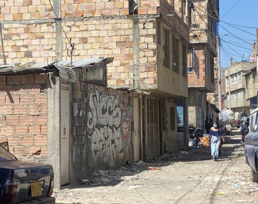Pelea y mortal ataque con revólver en el barrio Unir 3 Pelea y mortal ataque con revólver en el barrio Unir Minutos después de que Luis Alfonso Moscote Jiménez sostuviera una acalorada discusión con unos tipos, llegó a la casa de un allegado a decirle lo que había ocurrido, y con el fin de encontrar en él un respaldo para poder enfrentar a los sujetos que lo estaban insultando. Tras relatar lo ocurrido, salió de la casa con su amigo en busca de los agresores, lejos de sospechar que iba a encontrar la muerte.