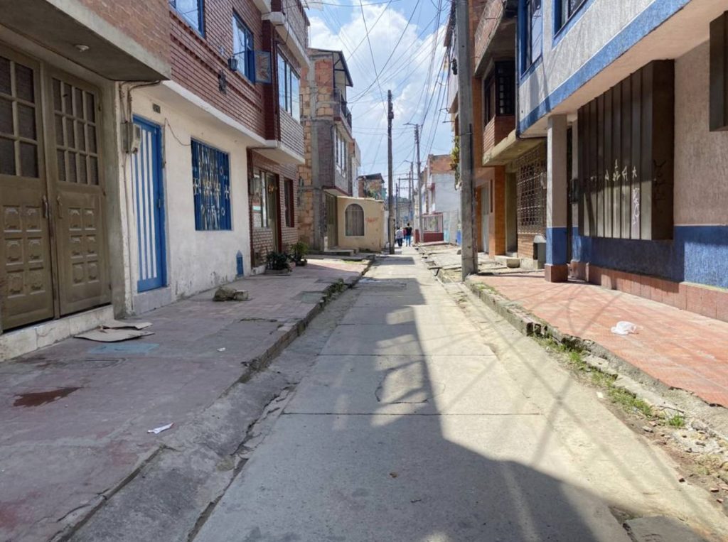 Degüellan a venezolano en medio de riña en Kennedy 2 Degüellan a venezolano en medio de riña en Kennedy La escena parecía sacada de una película de terror. En medio del callejón, sobre el pavimento, yacía sin vida el cuerpo de Kelvin José Matus Díaz con una mortal herida en el cuello, la mañana de ayer. Por los lados de la sábana blanca con la que lo cubrieron salían hilos de sangre que quedaron tatuados en el asfalto.