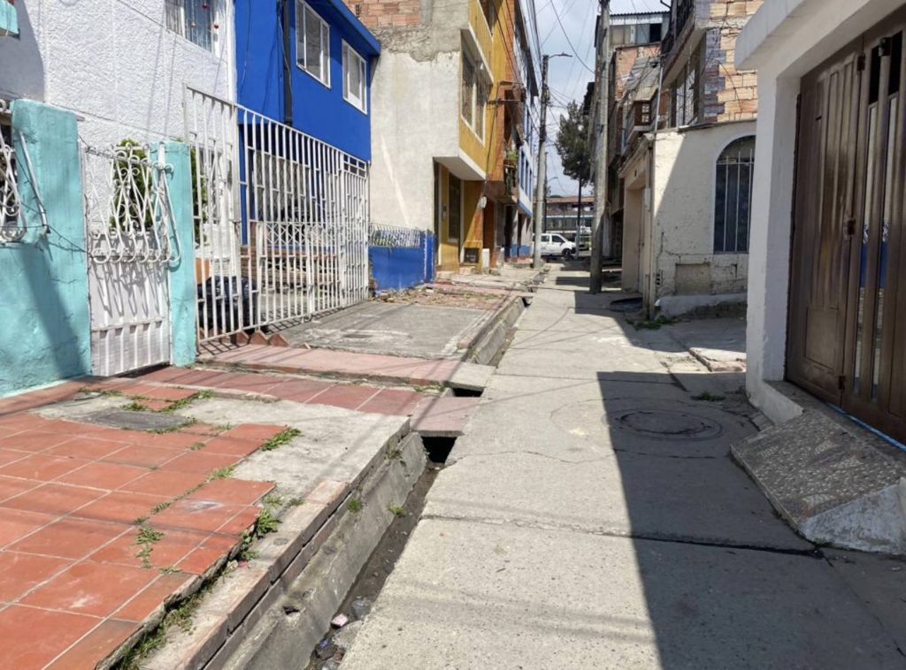 Degüellan a venezolano en medio de riña en Kennedy 1 Degüellan a venezolano en medio de riña en Kennedy La escena parecía sacada de una película de terror. En medio del callejón, sobre el pavimento, yacía sin vida el cuerpo de Kelvin José Matus Díaz con una mortal herida en el cuello, la mañana de ayer. Por los lados de la sábana blanca con la que lo cubrieron salían hilos de sangre que quedaron tatuados en el asfalto.