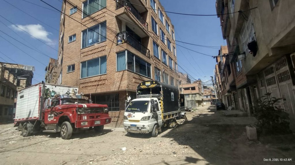 Pelea y mortal ataque con revólver en el barrio Unir 9 Pelea y mortal ataque con revólver en el barrio Unir Minutos después de que Luis Alfonso Moscote Jiménez sostuviera una acalorada discusión con unos tipos, llegó a la casa de un allegado a decirle lo que había ocurrido, y con el fin de encontrar en él un respaldo para poder enfrentar a los sujetos que lo estaban insultando. Tras relatar lo ocurrido, salió de la casa con su amigo en busca de los agresores, lejos de sospechar que iba a encontrar la muerte.
