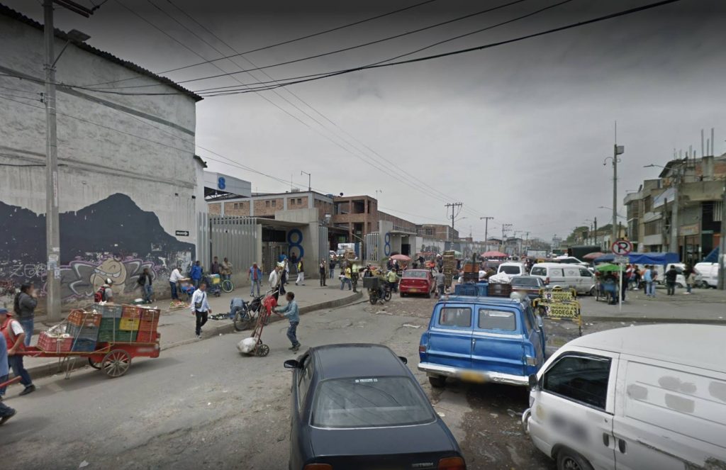Homicidio a plena luz del día en la puerta 8 de corabastos El sol le golpeaba el rostro con todo su esplendor a un joven que de manera misteriosa estaba en su bicicleta en medio del tumulto habitual de un domingo por la tarde frente a la puerta 8 de la central de Abastos, en el corazón del barrio María Paz.