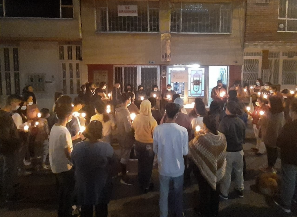 Amargo año nuevo para familia de Suba Jhonatan Alexánder Tacumá Sánchez, un joven estudiante de Psicología, está al borde de morir tras un brutal e inexplicable ataque que le propinó un vecino en el parque del barrio Altos de San Jorge (Suba). Las fuertes puñaladas que recibió en su cabeza en la mañana del 25 de diciembre lo tienen postrado en una cama de hospital con un pronóstico desalentador para su familia.&nbsp;
