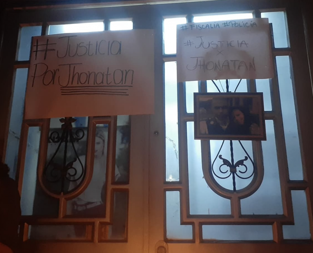 Falleció Jhonatan, el joven atacado salvajemente en Suba Después de diez días de sufrimiento, tras ser atacado violentamente el pasado 25 de diciembre en medio de un acto de intolerancia ocurrido en Suba, en las últimas horas falleció el joven Jhonatan Alexánder Tacuma Sánchez, de apenas 27 años de edad.