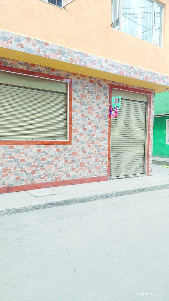 De cinco disparos asesinaron a jovencita en Soacha Compartir Las caras de asombro, horror y consternación de los habitantes del sector de Compartir (Soacha), mientras presenciaban el levantamiento del cadáver de una mujer la noche de este martes, son las mismas que ayer mantenían varios habitantes por cuenta de este atroz hecho.El cruel asesinato de una joven, que no superaba los 25 años, dejó consternada a toda la comunidad, que aún no entiende quién pudo estar detrás de este lamentable crimen que hoy enluta a una familia del vecino municipio.