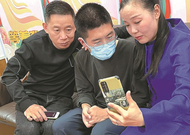Por medio de un test de ADN encontró a su hijo tras 14 años Por medio de análisis de ADN un hombre logró lo que parecía imposible, encontrar a su hijo perdido desde hace 14 años. Sun Haiyang había emprendido la búsqueda por cielo y tierra luego de que el pequeño fuera secuestrado cuando tenía apenas 4 años.