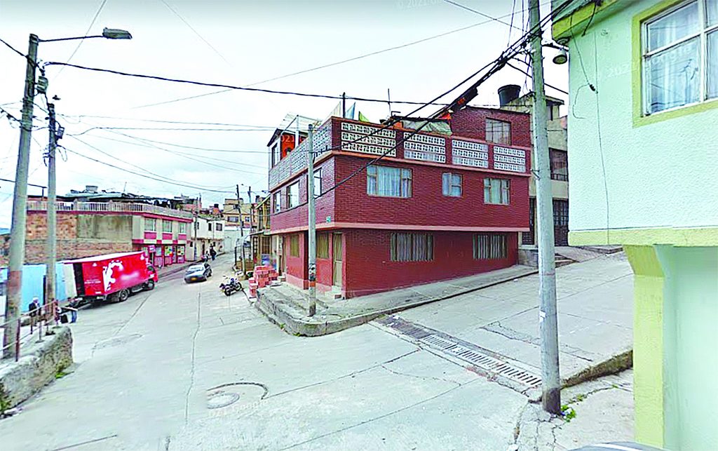 Joven asesinó a menor de edad en Palma Aldea 1 Joven asesinó a menor de edad en Palma Aldea Un desafortunado acto de intolerancia le cobró la vida a un muchachode 17 años la noche del sábado en Suba. El menor, de quien omitimos su nombre, se encontraba sentado en un andén del barrio conocido comoPalma Aldea pasando un buen rato con amigos poco antes de que otro joven lo atacara con un cuchillo por la espalda.