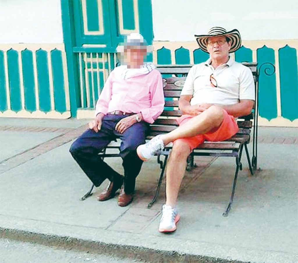 De un disparo en el rostro acabaron con Álvaro 1 De un disparo en el rostro acabaron con Álvaro En el instante en que Álvaro Roberto Barrero Gordillo, presidente encargado del barrio Valle del Sol (Girardot), se encontraba en el segundo piso, frente a la puerta de su apartamento al lado de su esposa, extraños sujetos rompieron los vidrios de su hogar, ubicado sobre la carrera 16 con calle 2.