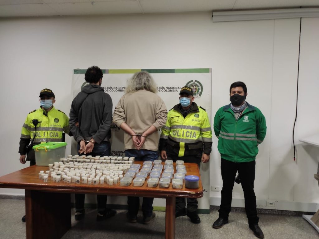 Iban a llevarse a Alemania 309 tarántulas, cucarachas y un escorpión 5 Iban a llevarse a Alemania 309 tarántulas, cucarachas y un escorpión Las autoridades del Aeropuerto Internacional El Dorado, en Bogotá, ya están acostumbradas a encontrar todo tipo de rarezas entre las pertenencias de los viajeros, y en las últimas horas una vez más se vieron sorprendidas por una gran cantidad de animales exóticos.