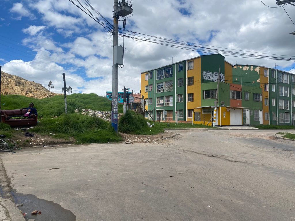 En pastizal del barrio San Mateo hallan a sujeto muerto De pie, mirando la oscuridad y el cielo despejado, en el que se podían ver con claridad las estrellas, un hombre sacó un cigarrillo que tenía en el bolsillo de su pantalón, lo encendió y se quedó en medio del lote baldío perdido en sus pensamientos. El reloj marcaba las 11 de la noche de este miércoles.