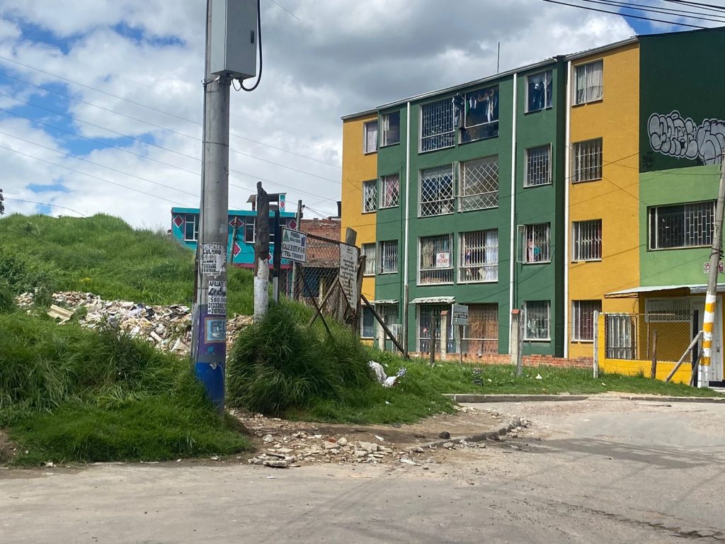 En pastizal del barrio San Mateo hallan a sujeto muerto De pie, mirando la oscuridad y el cielo despejado, en el que se podían ver con claridad las estrellas, un hombre sacó un cigarrillo que tenía en el bolsillo de su pantalón, lo encendió y se quedó en medio del lote baldío perdido en sus pensamientos. El reloj marcaba las 11 de la noche de este miércoles.