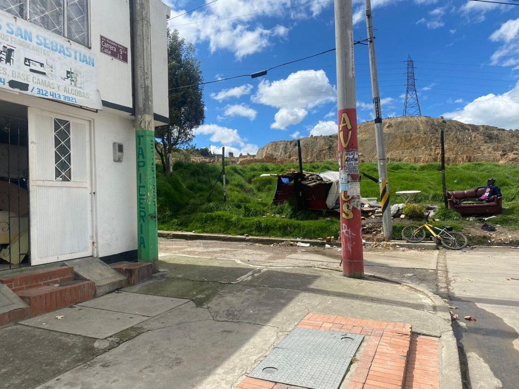 En pastizal del barrio San Mateo hallan a sujeto muerto 7 En pastizal del barrio San Mateo hallan a sujeto muerto De pie, mirando la oscuridad y el cielo despejado, en el que se podían ver con claridad las estrellas, un hombre sacó un cigarrillo que tenía en el bolsillo de su pantalón, lo encendió y se quedó en medio del lote baldío perdido en sus pensamientos. El reloj marcaba las 11 de la noche de este miércoles.