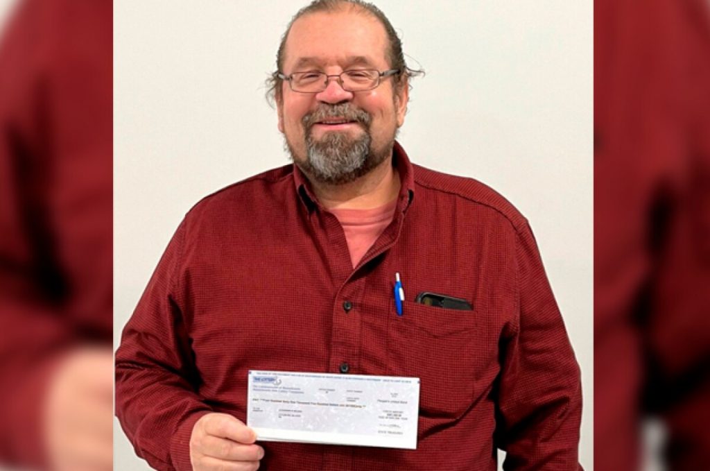 ¡Qué locura! Se ganó la lotería sin comprarla Ganarse la lotería es un enorme golpe de suerte, pero ganársela sin siquiera haber comprado el boleto, eso sí es algo prácticamente increíble y excepcional, que aunque parezca increíble, ocurrió en Massachusetts, Estados Unidos.