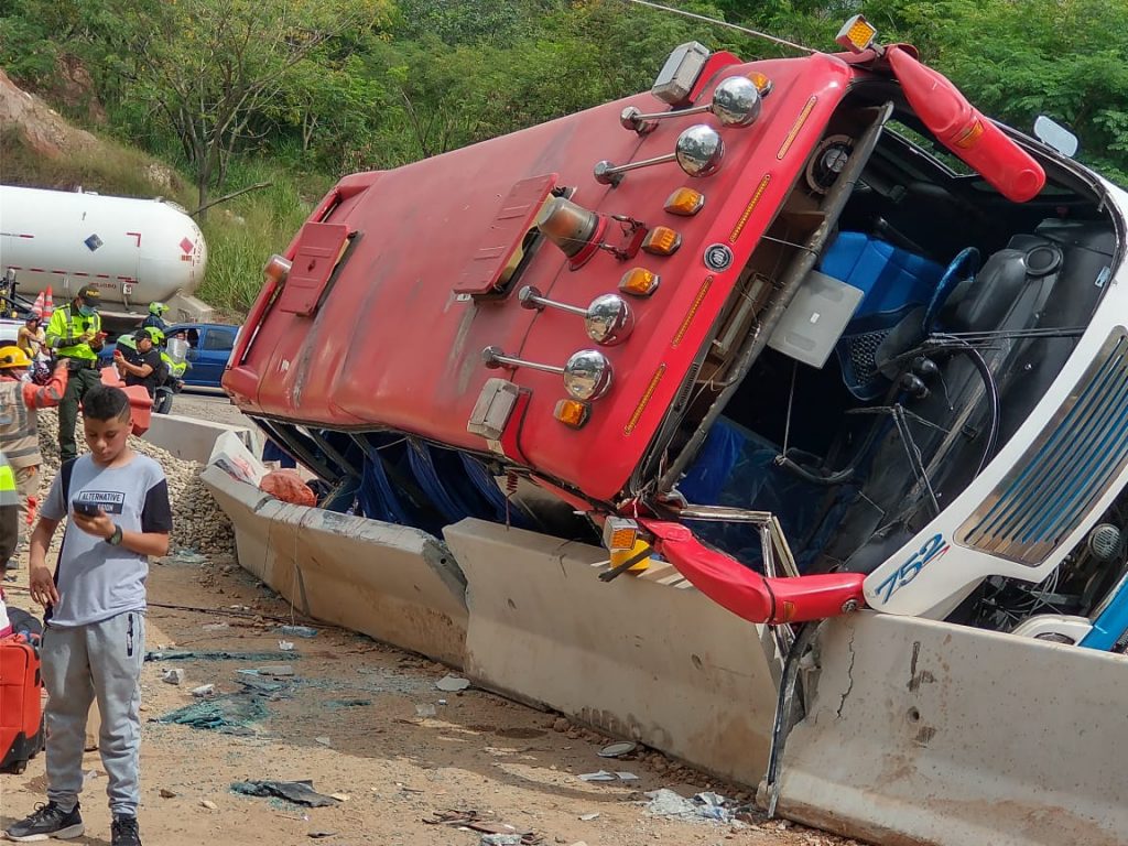 Grave accidente en la vía Melgar-Girardot dejó 25 lesionados Sobre el mediodía de este viernes 3 de diciembre se registró un aparatoso accidente de un bus intermunicipal en la vía Melgar-Girardot. De acuerdo con los reportes de las autoridades, 25 personas resultaron lesionadas por el suceso.