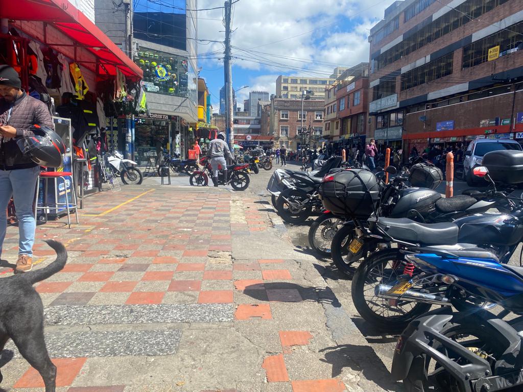 Nuevo caso de sicariato en la Favorita 1 Nuevo caso de sicariato en la Favorita Un nuevo hecho de sicariato se registró en la tarde del lunes en el barrio La Favorita (Los Mártires), cuando dos hombres, de aproximadamente 28 y 26 años, fueron sorprendidos por un sujeto a bordo de una motocicleta, que les disparó causándoles la muerte.